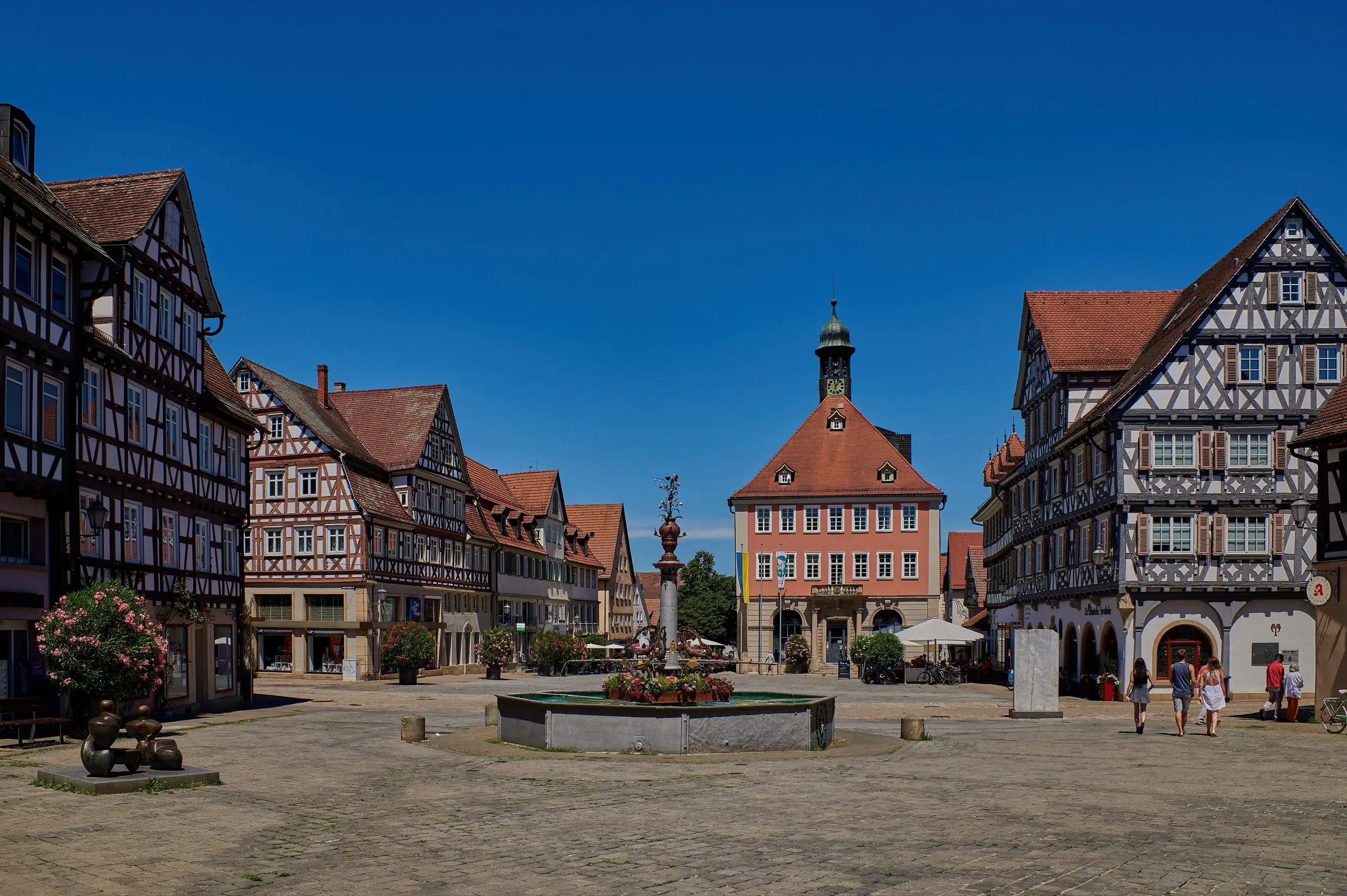 Marktplatz in Schorndorf mit Fachwerkhäusern und Brunnen