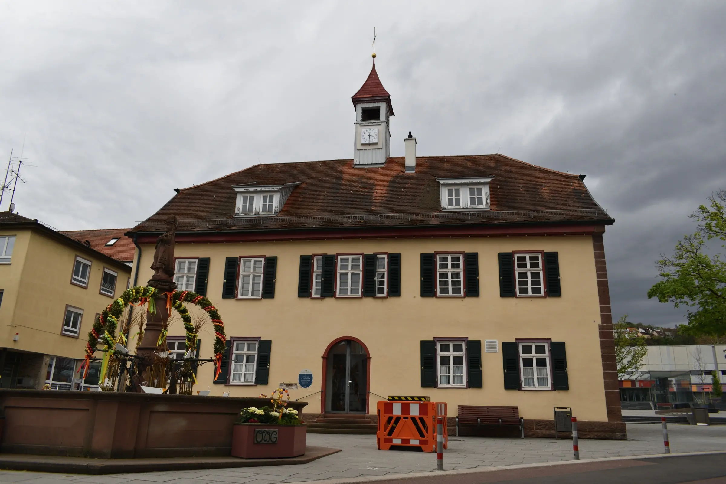 Das Alte Rathaus in Gerlingen, davor ein Brunnen mit Osterschmuck