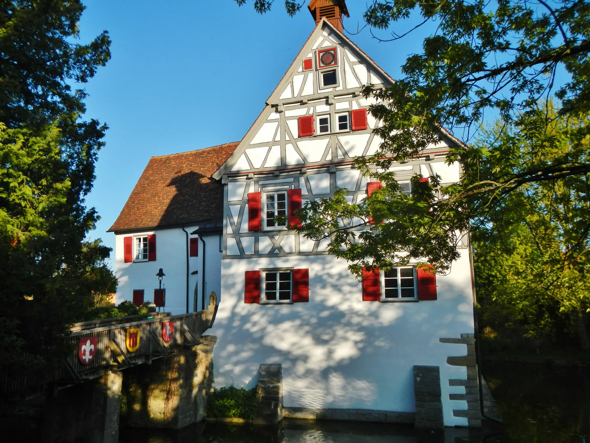 Wasserschloss Burg Kalteneck in Holzgerlingen mit Fachwerkgiebel und roten Fensterläden