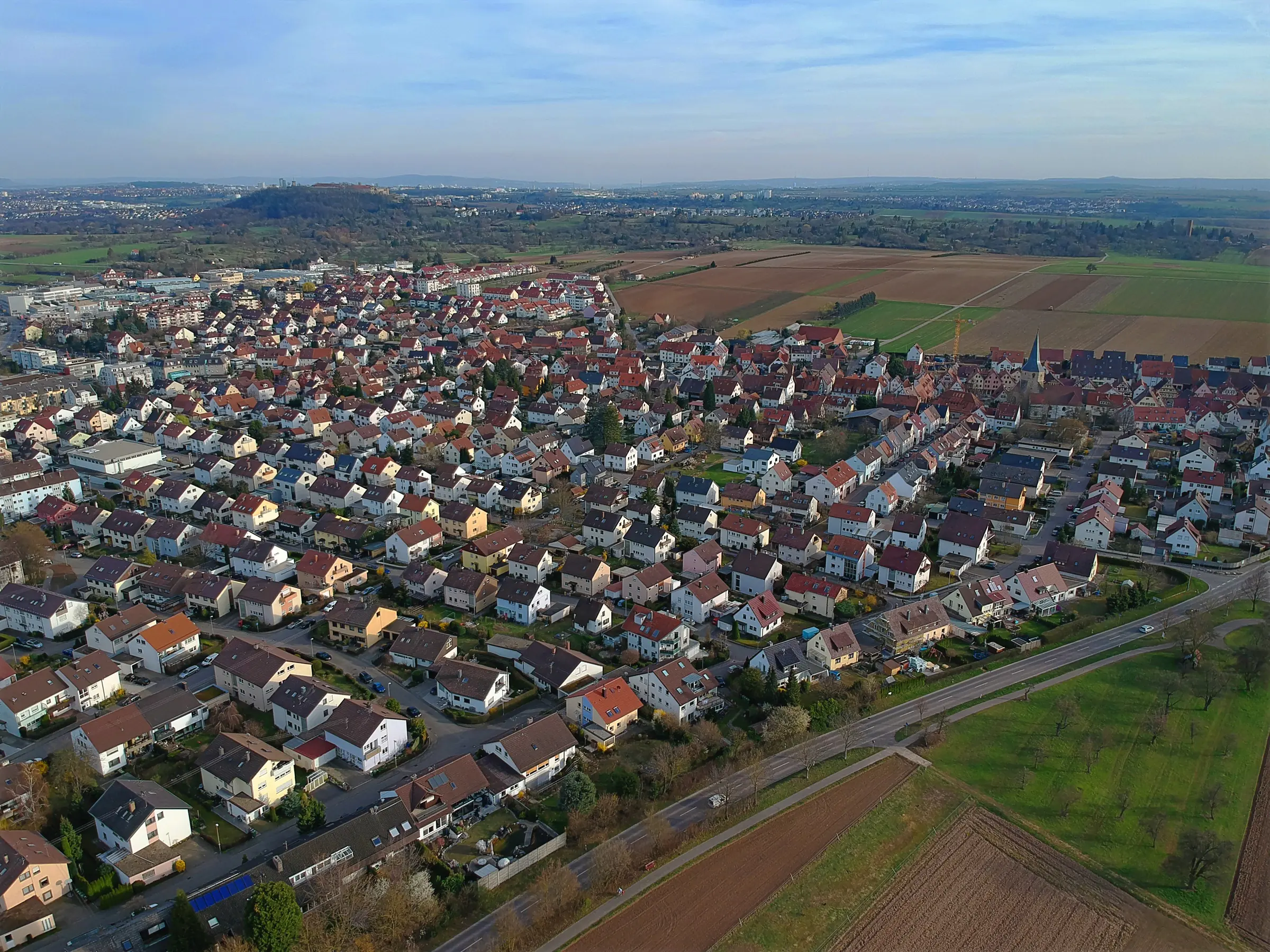 Luftbild über den Ortskern von Tamm in Richtung Hohenasperg, aufgenommen 2019